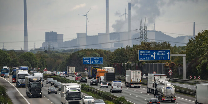 Autobahn mit LKW-Verkehr.