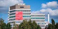 Ein Gebäude der Uni Bremen mit einem Transparent. Darauf steht: "Freie Lehre, Freie Forschung, Freier Geist"