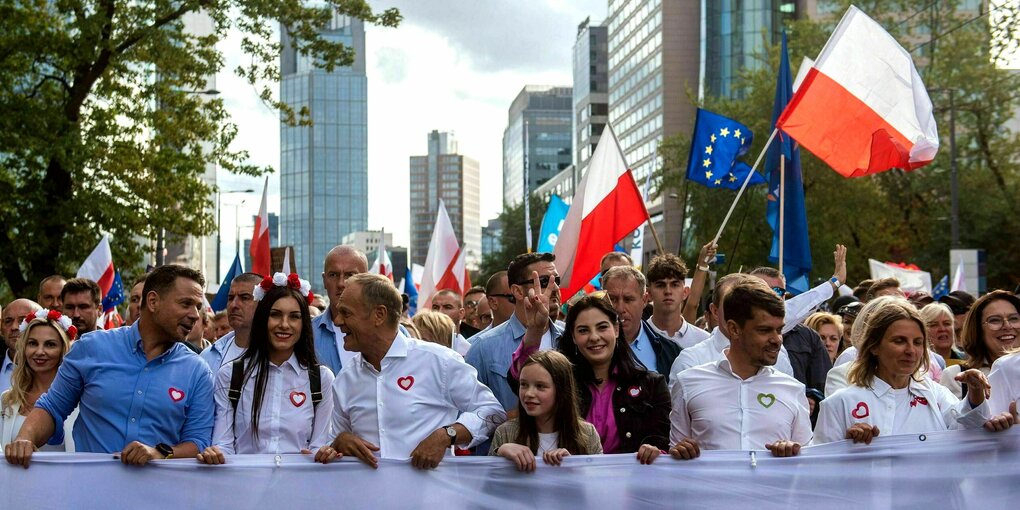 Demonstration in Warschau "Marsch der Millionen Herzen". Donald Tusk geht in der ersten Reihe, neben ihm in der schwarzen Jacke mit rosa Bluse und Victory-Zeichen: Wiktoria Bartosiewicz