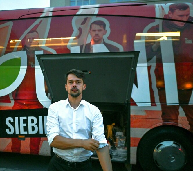 Michał Kołodziejczak von AGROunion startet seine neue Parteikampagne - er steht vor seinem Wahlkampfbus