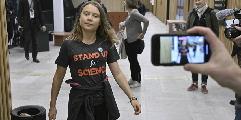 Greta Thunberg wird mit einem Smartphone gefilmt.