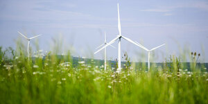 Windräder drehen sich auf einem Feld in Gestorf, Niedersachsen