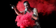 Till Lindemann auf der Bühne im roten Nebel