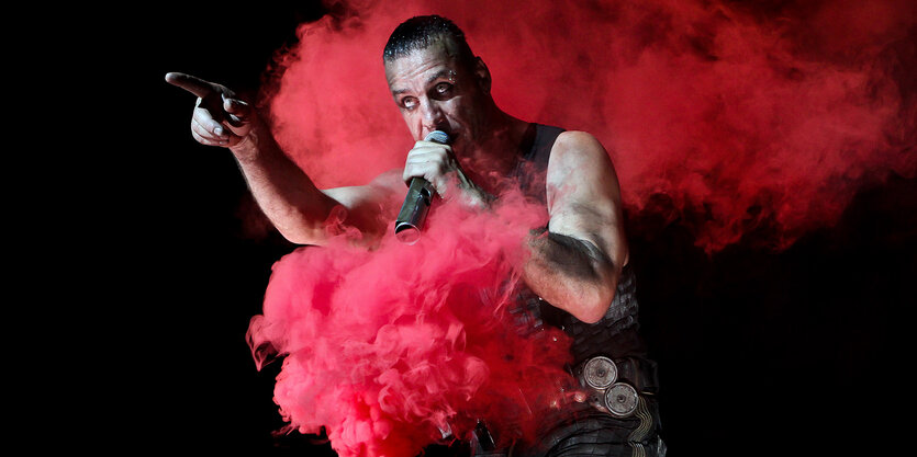 Till Lindemann auf der Bühne im roten Nebel