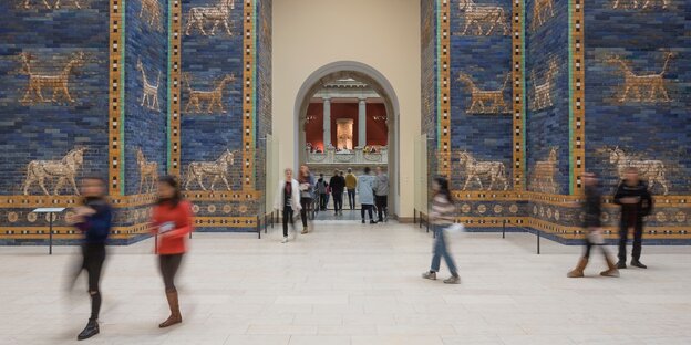 blaues Ischtar Tor im Pegamonmuseum mit Löwen und anderen Tierfabelwesen