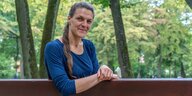 Eine Frau sitzt auf einer Bank und dreht sich zum Fotografen: Lisa Maschke ist Wissenschaftlerin, ihr Thema ist die kritische Landforschung