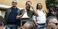 Italienischer Ex-Bürgermeister Mimmo Lucano mit einem Megaphon
