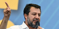 Minister Salvini mit einem Mikrofon.