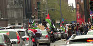 Autokorso mit palästinensischen Flaggen auf der Hamburger Mönckebergstraße