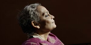 Portrait der Schriftstellerin Arundhati Roy.