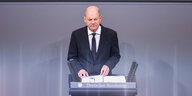 Olaf Scholz spricht im Bundestag während der Aussprache zur Lage in Israel