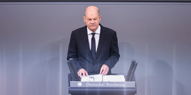 Olaf Scholz spricht im Bundestag während der Aussprache zur Lage in Israel