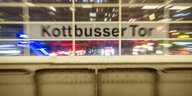 Die Aufschrift "Kottbusser Tor" auf einem Fenster des Bahnhofs