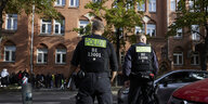 Polizei vor dem Ernst-Abbe-Gymnasium in der Sonnenallee Berlin