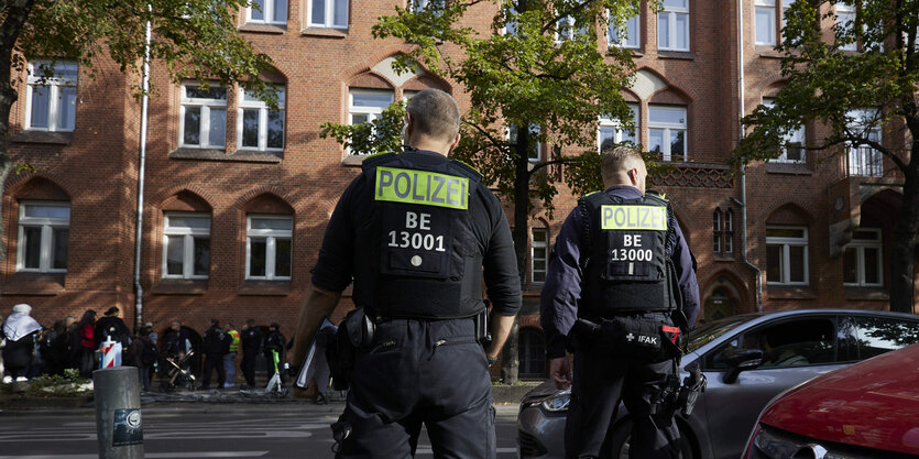 Polizei vor dem Ernst-Abbe-Gymnasium in der Sonnenallee Berlin