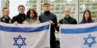 Mehrere Personen mit Israel-Flaggen.