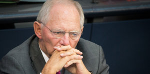 Wolfgang Schäuble hält die Hände gefaltet vor seinem Gesicht.