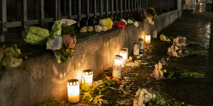 Blumen und Kerzen vor der Neuen Synagoge in der Oranienburger Straße in Berlin