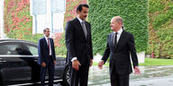 Kanzler Scholz begrüßt den Emir von Katar.