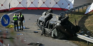 Ein zerstörtes Fahrzeug nach einem Unfall.