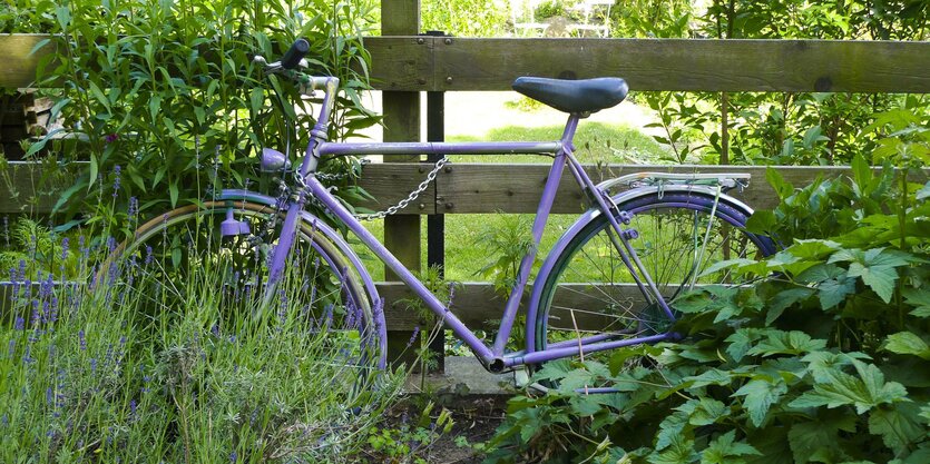 Ein altes angeschlossenen Fahrrad.