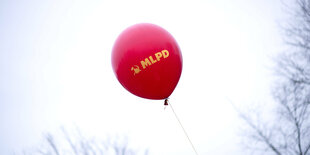 Ein Luftballon mit MLPD-Schriftzug