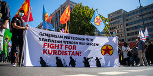 Demo mit dem Banner "Fight for Kurdistan"