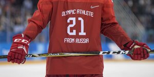 Die Brust eines russischen Eishockespielers bei Olympia 2018 mit der Aufschrift: Olympischer Athlet aus Russland
