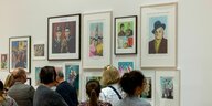 Ausstellungsansicht „Ukrainian Dreamers“ mit stark kolorierten Bildern aus der „Sots Arts“ von Boris Mikhailov