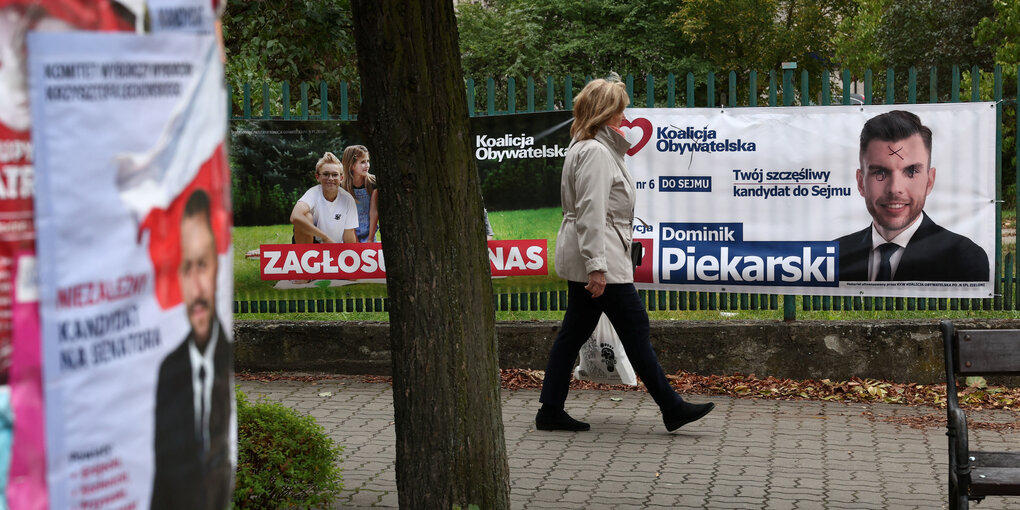 Wahlpalkate in einer Straße.