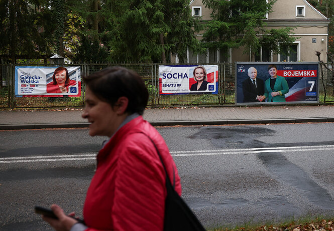 Wahlplakate in einer Straße.