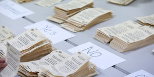 Wahlzettel werden in einem Auszählungszentrum in Melbourne ausgezählt