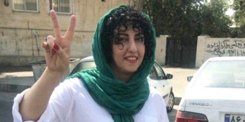 Narges Mohammadi macht ein Victory-Zeichen.