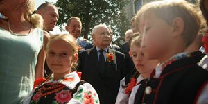 Kaczyński mit Kindern in Tracht