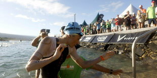 Lucy Charles-Barclay verlässt das Wasser nach der ersten Triathlon-Disziplin