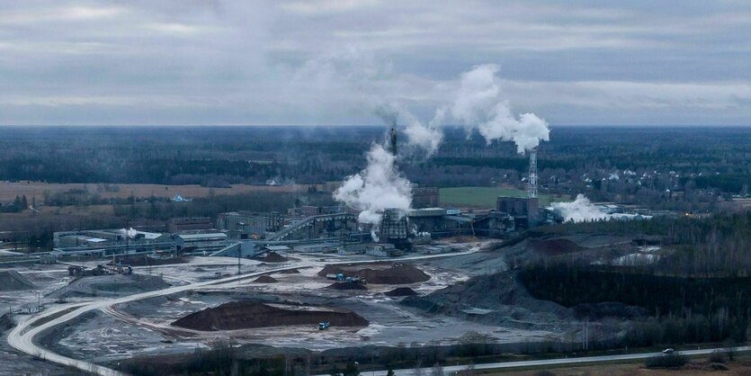 Eine Fabrik mit rauchenden Schornstein.