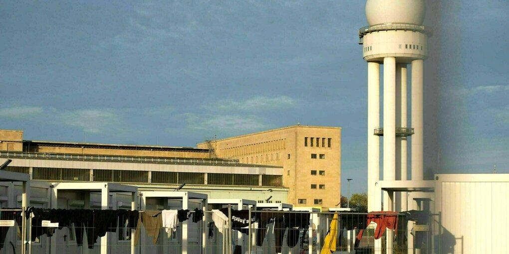 Containerdorf auf dem Tempelhofer Feld im Abendlicht