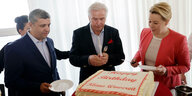 Das Foto zeigt Exregierungschef Klaus Wowereit mit den SPD-Landesvorsitzenden Raed Saleh und Franziska Giffey.