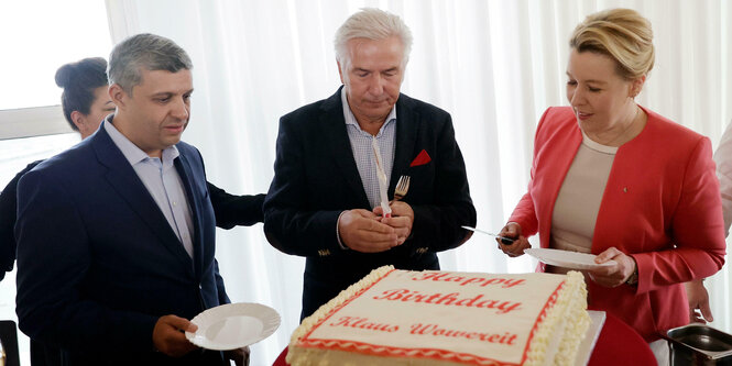 Das Foto zeigt Exregierungschef Klaus Wowereit mit den SPD-Landesvorsitzenden Raed Saleh und Franziska Giffey.