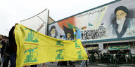 Eine Demonstration für die Hisbollah mit Transparenten in Teheran