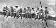 Berühmtes Foto von New York von 1932, auf dem viele Bauarbeiter auf einem freischwebendem Träger in luftiger Höhe sitzen