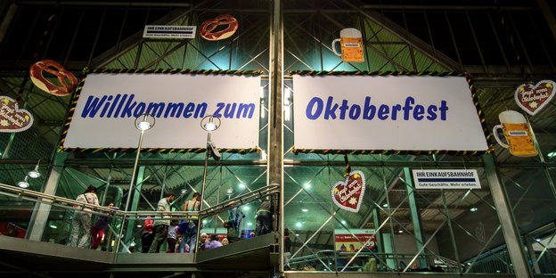 Tafel am Münchner Hauptbahnhof „Willkommen zum Oktoberfest“