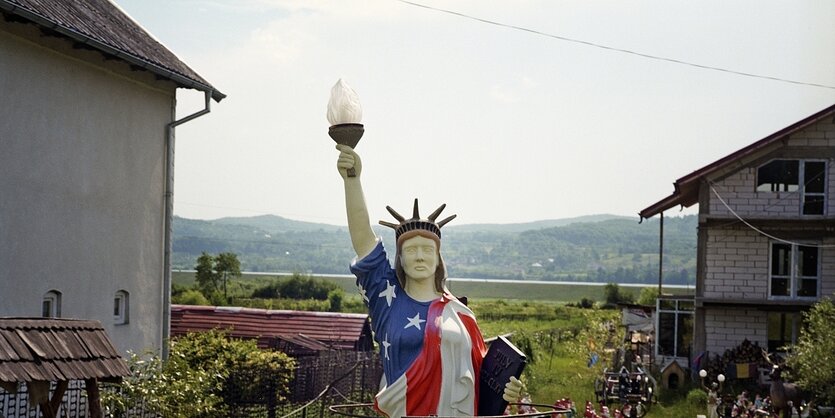 Freiheitsstatue in einem Garten in Rumänien