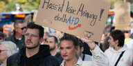 Demonstration gegen die AfD, eine Teilnehmerin hält ein Schild hoch: „Hass ist keine Meinung.“