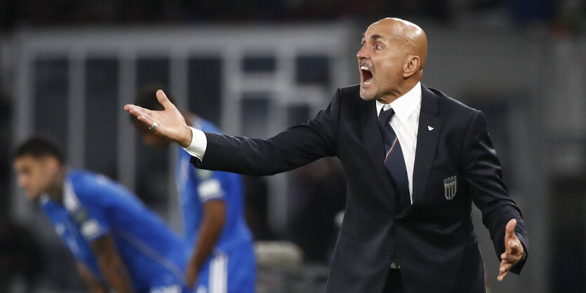 Luciano Spalletti gestikuliert.