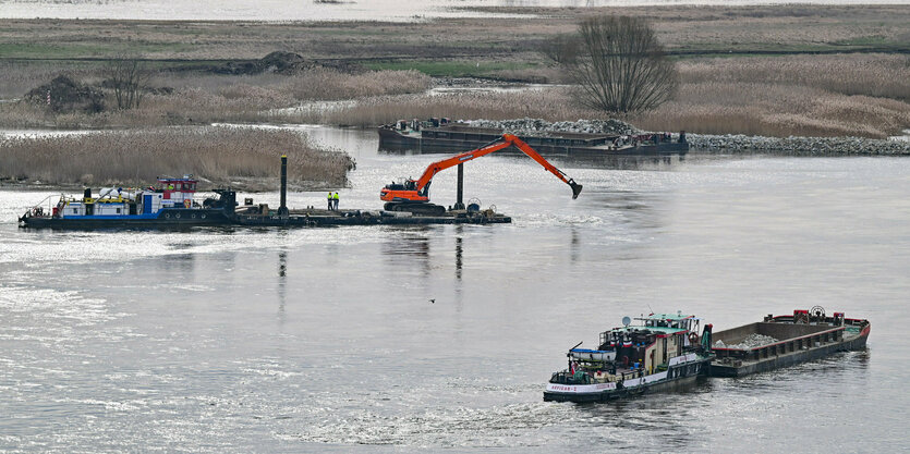 Bagger und Schiffe auf einem Fluss.