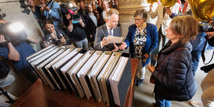 Mehrere Aktenordner stehen in Hamburger Rathaus