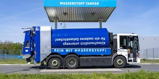 Ein mit Wasserstoff betriebener Müllwagen an einer Tankstelle