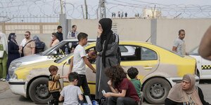 Menschen warten am Grenzübergang Rafah zwischen gaza und Ägypten