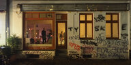 Abendlicher Blick auf das KM28 mit hell erleuchteten Fenstern in Berlin-Neukölln